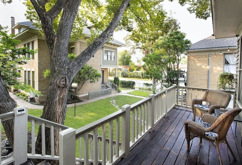 Katy House Bed And Breakfast