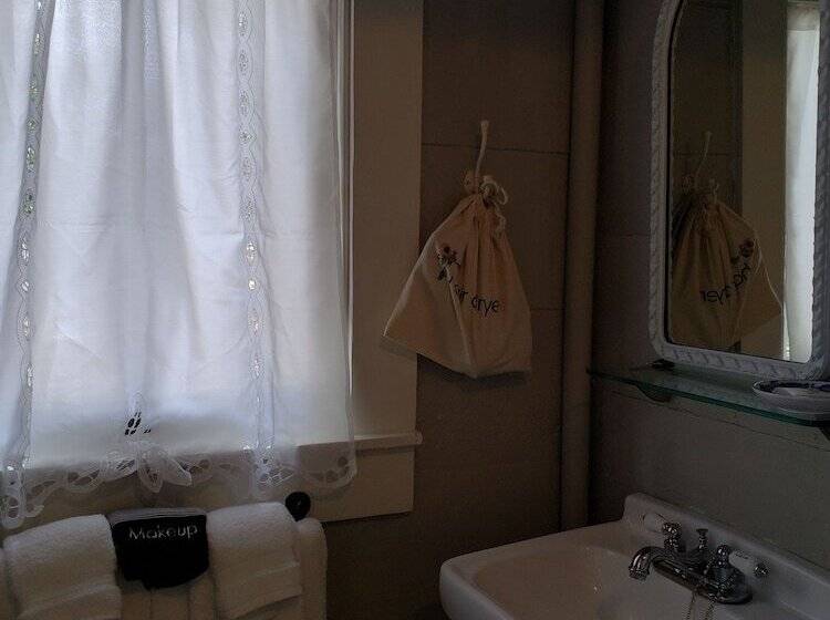 Katy House Bed And Breakfast