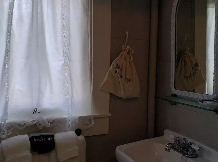 Katy House Bed And Breakfast