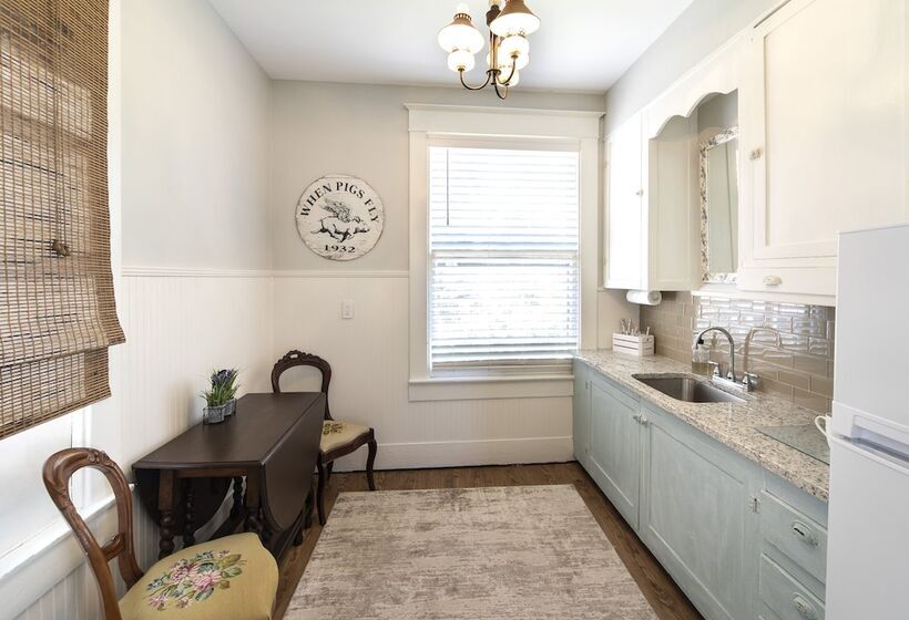 Katy House Bed And Breakfast