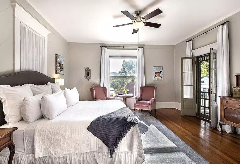 Katy House Bed And Breakfast