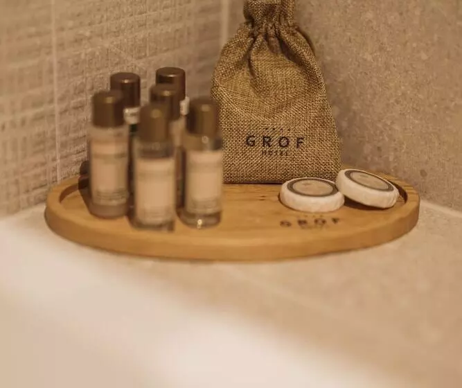 هتل Grof