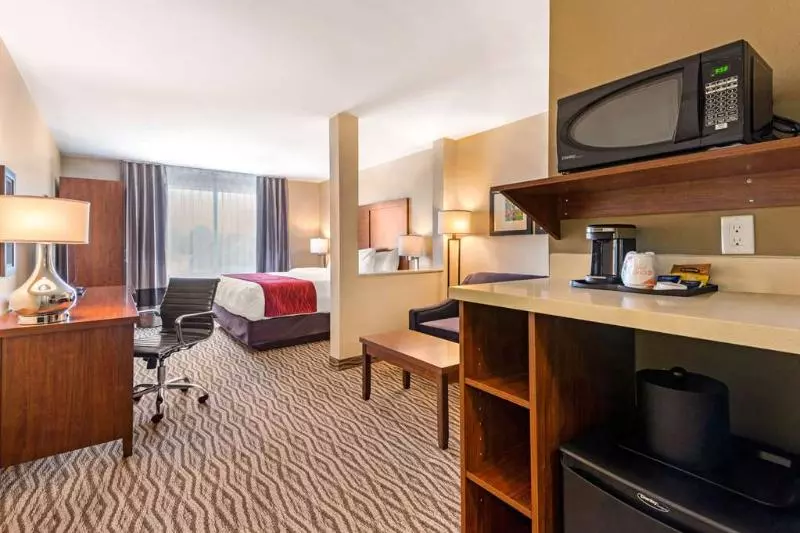Hotelli Comfort Inn & Suites
