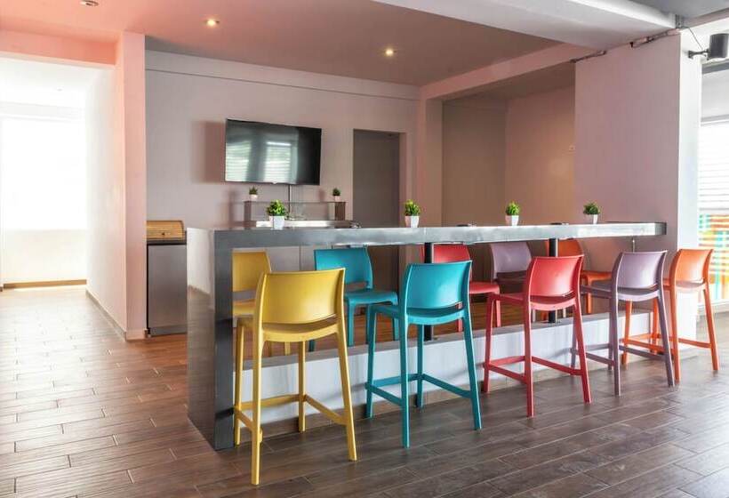 Отель Estancias Vive MX El Marques