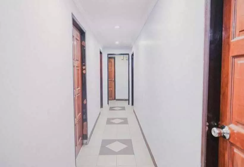 پانسیون Reddoorz Near Nagoya Hill Mall Batam 5