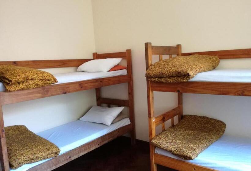 호스텔 The Base Backpackers