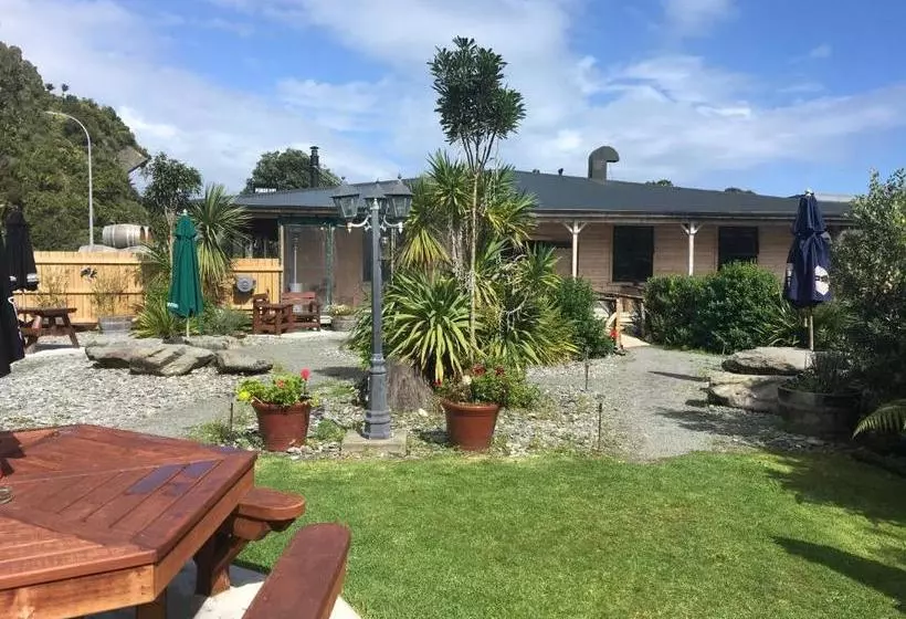 Punakaiki Rocks Hotel & Garden Bar