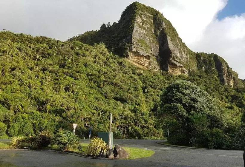 Punakaiki Rocks Hotel & Garden Bar
