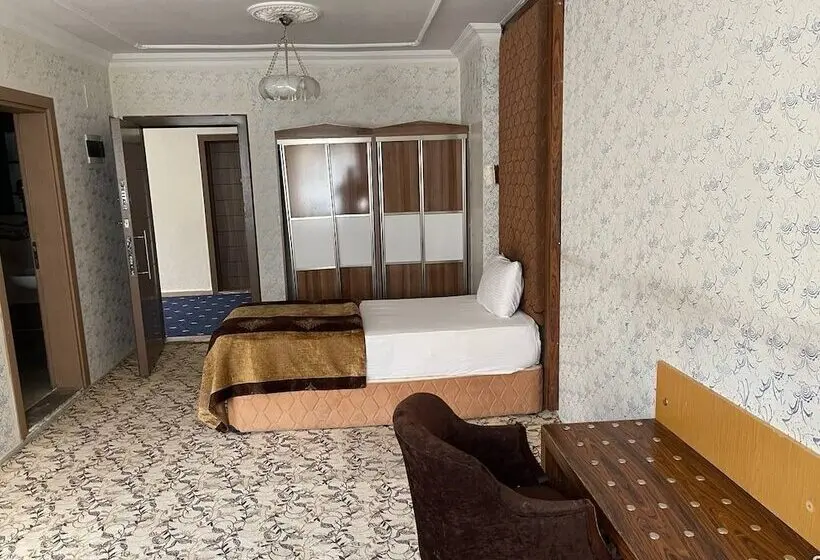 Yenä°van Otel