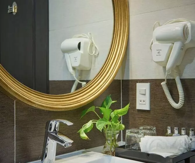 هتل Manoir Des Arts