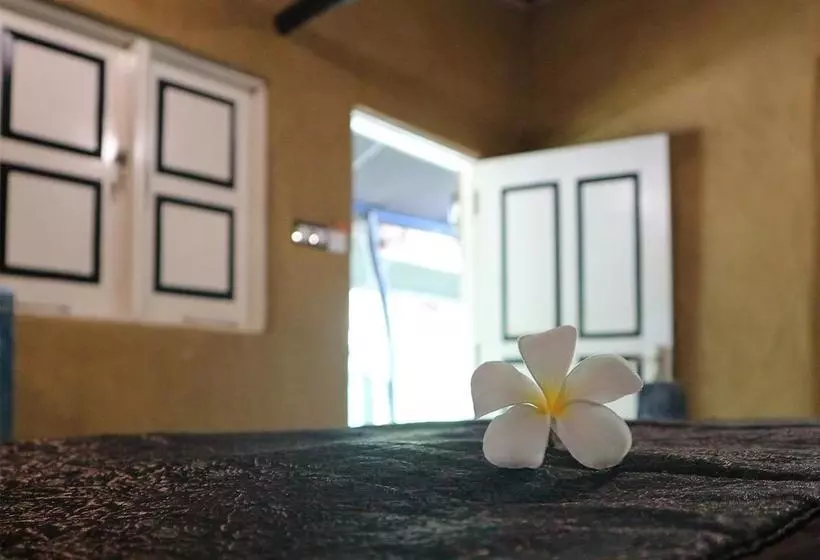 هتل Clive Garden Beach