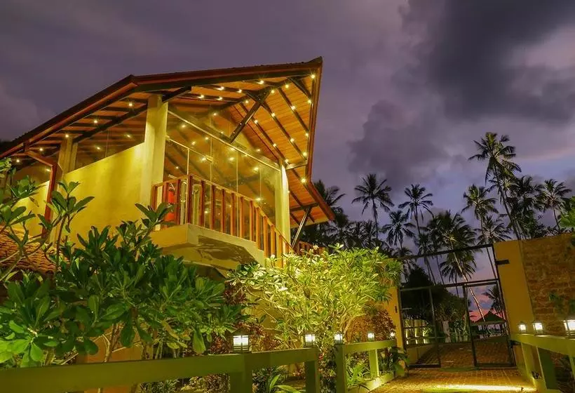 هتل Clive Garden Beach