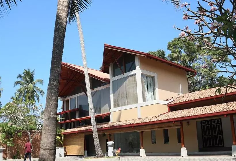 هتل Clive Garden Beach