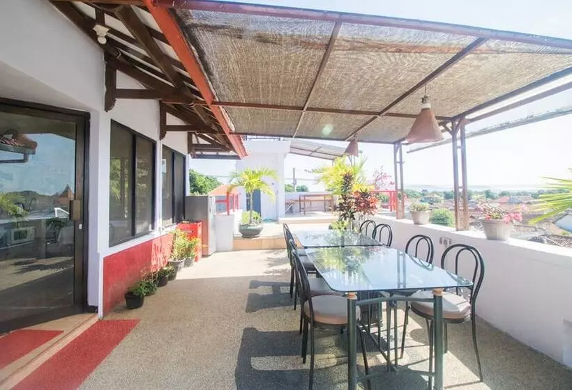 Hotelli Reddoorz Near Pantai Boom