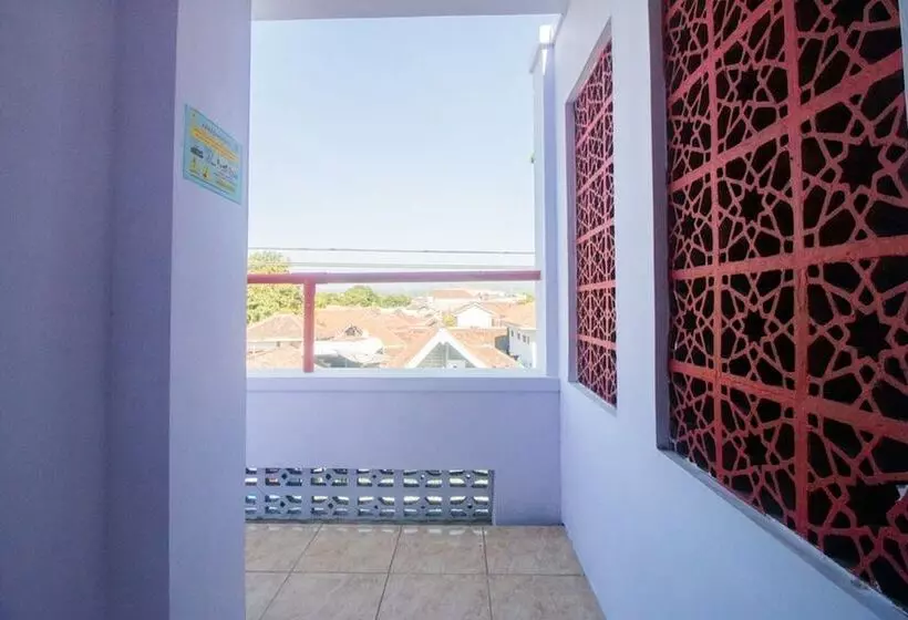 Hotelli Reddoorz Near Pantai Boom