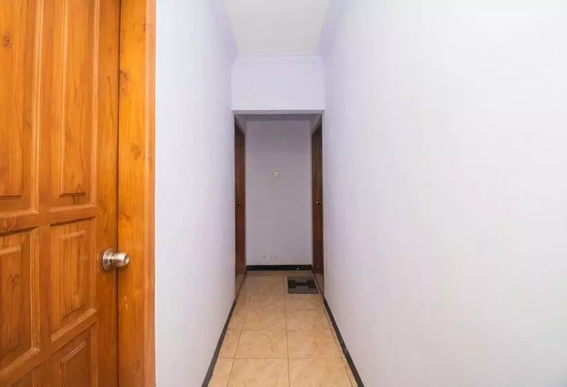 Hotelli Reddoorz Near Pantai Boom