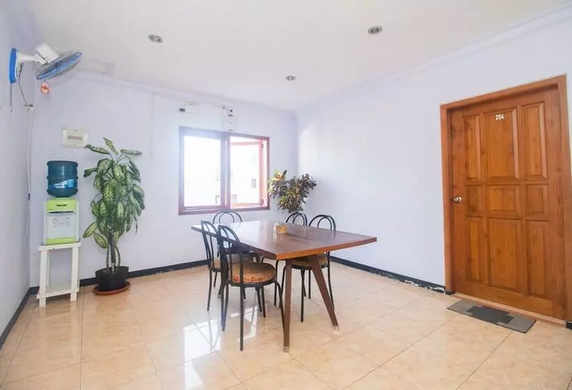 Hotelli Reddoorz Near Pantai Boom