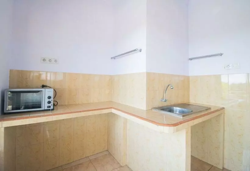 Hotelli Reddoorz Near Pantai Boom