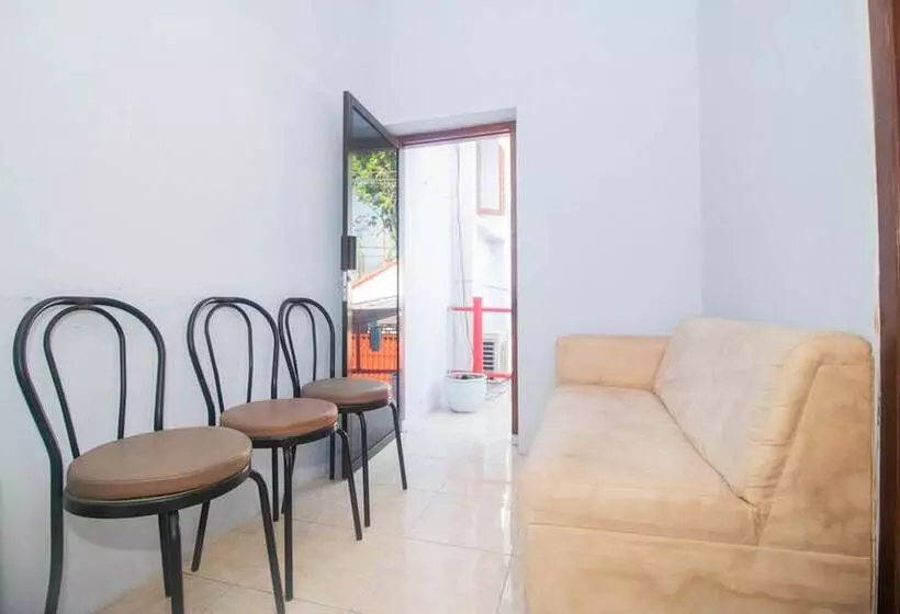 Hotelli Reddoorz Near Pantai Boom