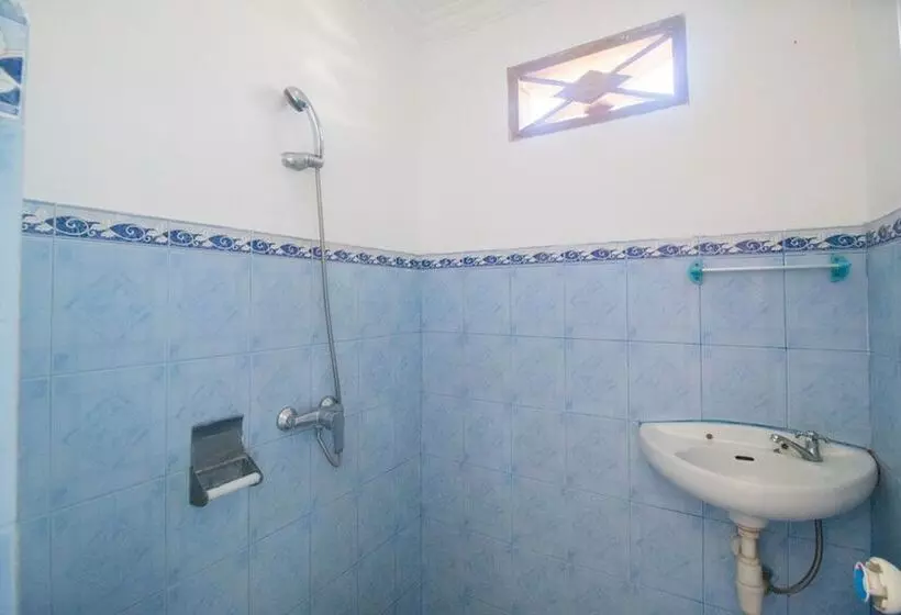 Hotelli Reddoorz Near Pantai Boom