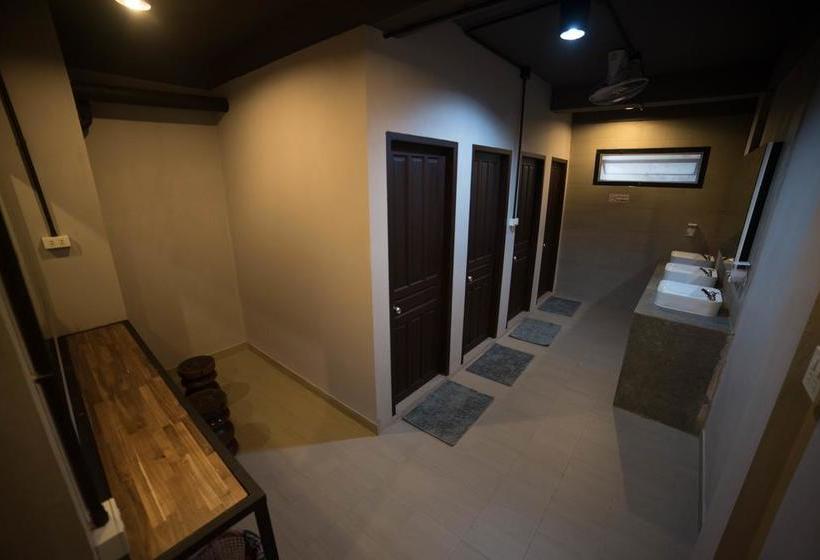 My Box Hostel & Cafe