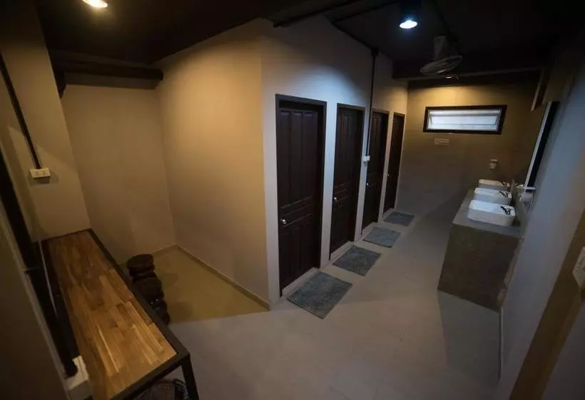 My Box Hostel & Cafe