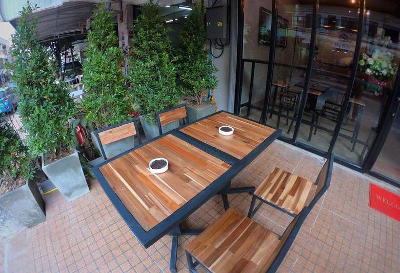 My Box Hostel & Cafe