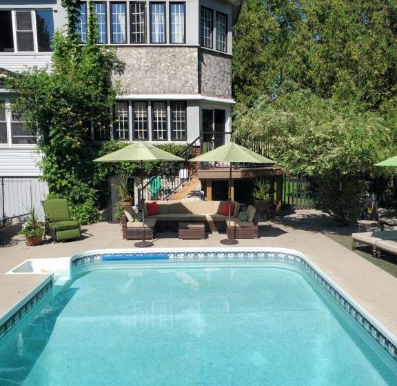 مبيت وإفطار Avonview Manor