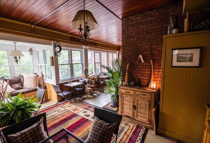 مبيت وإفطار Avonview Manor