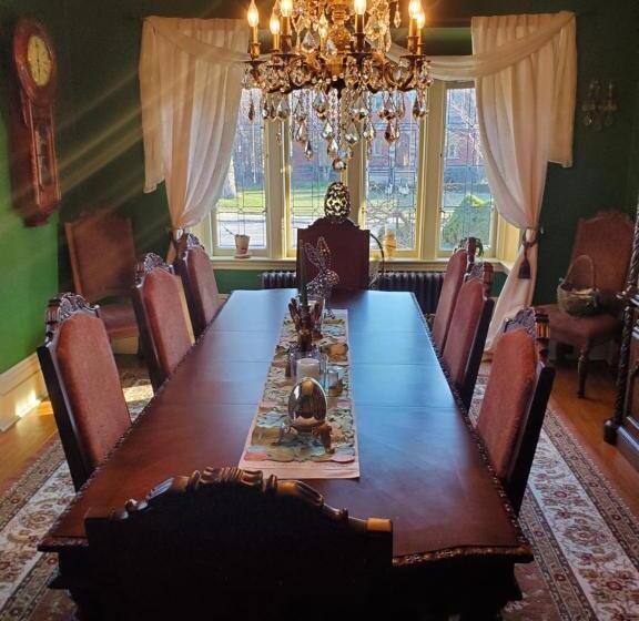 مبيت وإفطار Avonview Manor