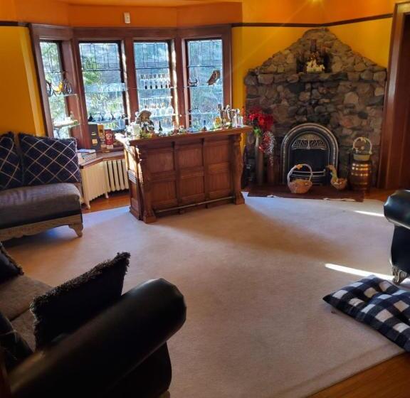 مبيت وإفطار Avonview Manor