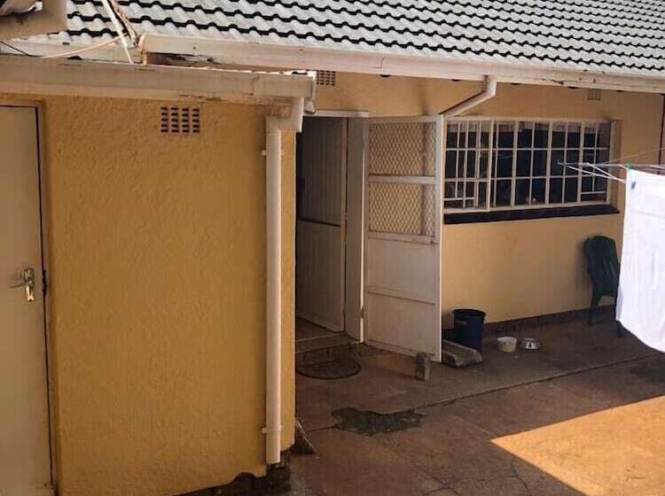 ベッドアンドブレックファースト Khuvena Guest House