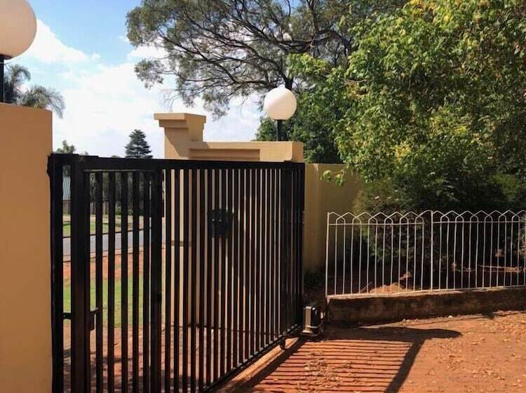 ベッドアンドブレックファースト Khuvena Guest House