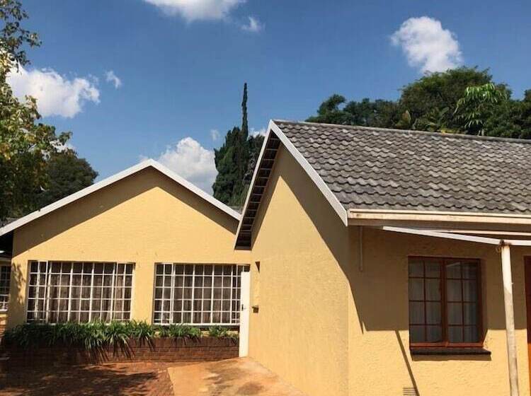 ベッドアンドブレックファースト Khuvena Guest House