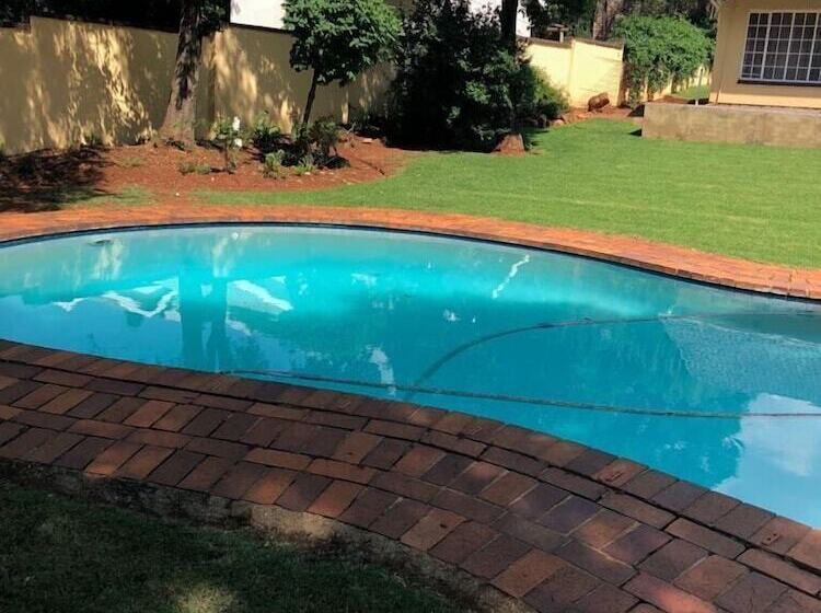 ベッドアンドブレックファースト Khuvena Guest House