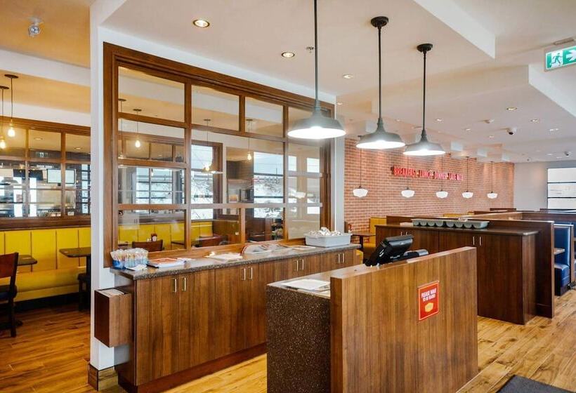 هتل Sandman Signature St. John S