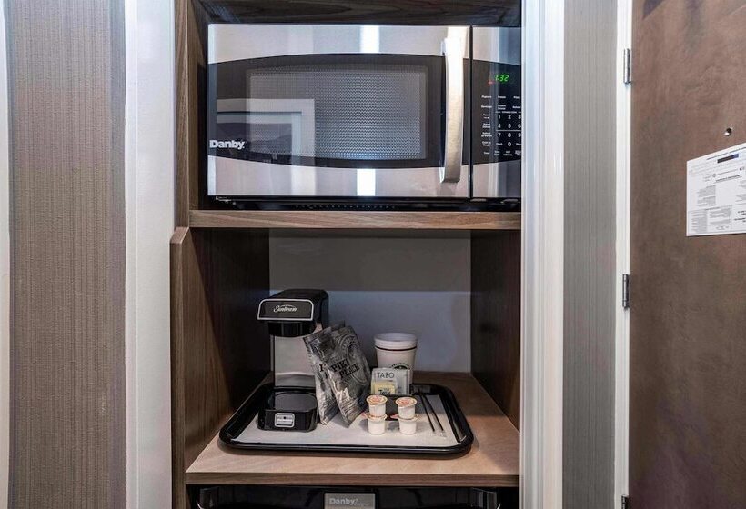 هتل Sandman Signature St. John S