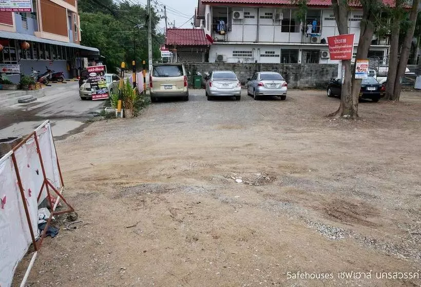 هتل Safehouses Nakhonsawan