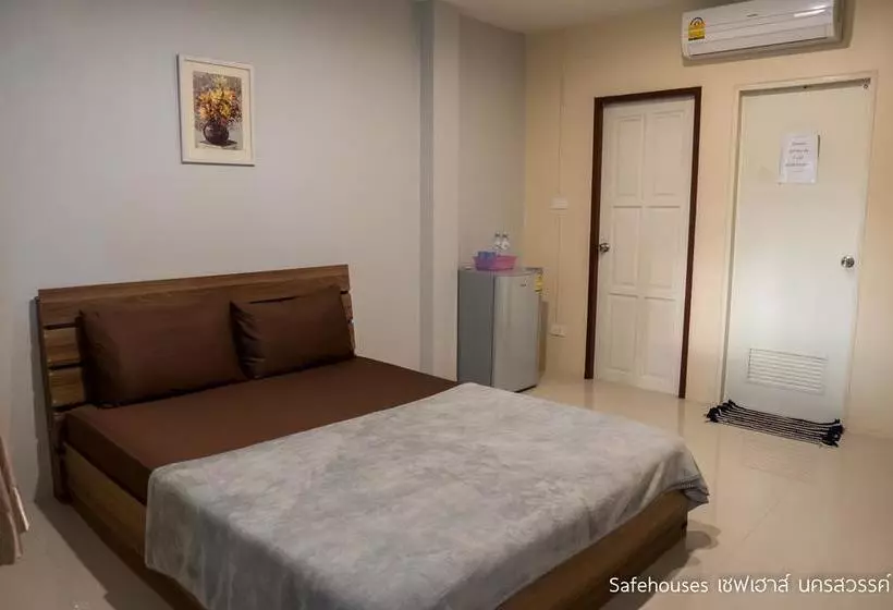 هتل Safehouses Nakhonsawan