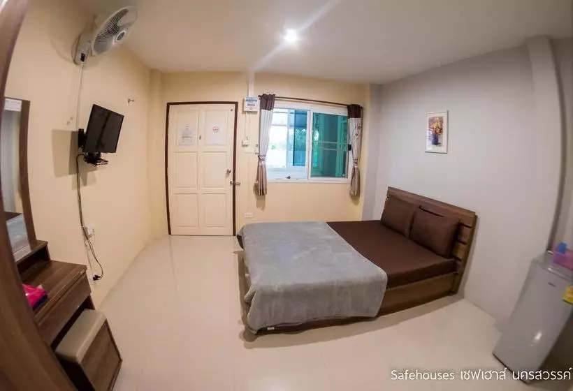 هتل Safehouses Nakhonsawan