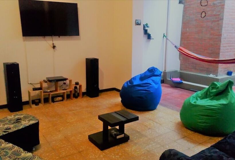 هتل Tikay Cafe Hostel