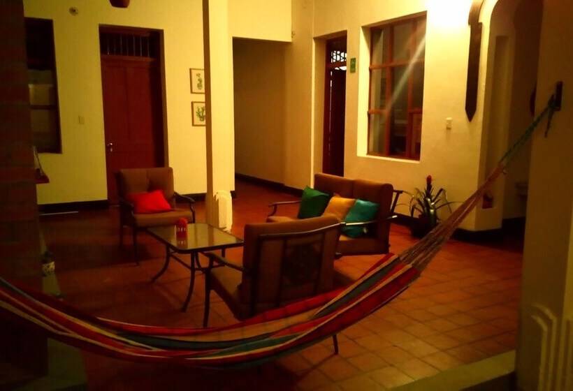 هتل Tikay Cafe Hostel