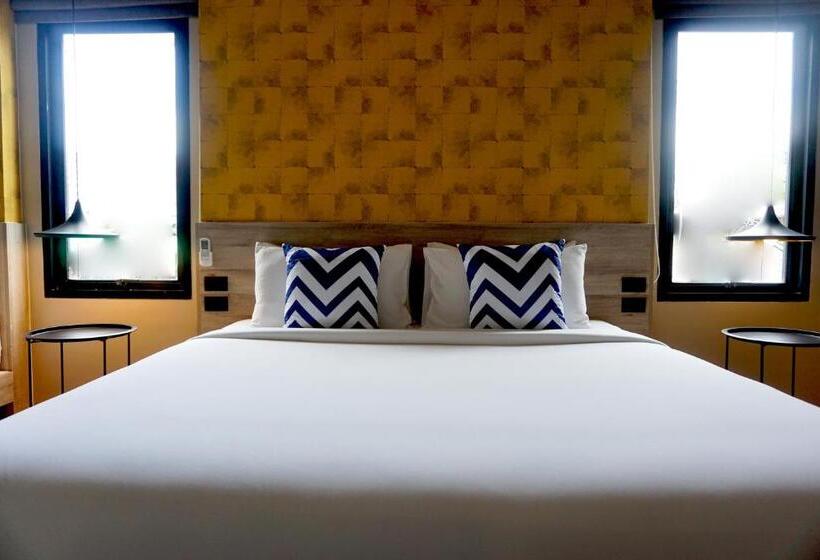 استراحتگاه The Lake Chalong Hotel Sha Plus