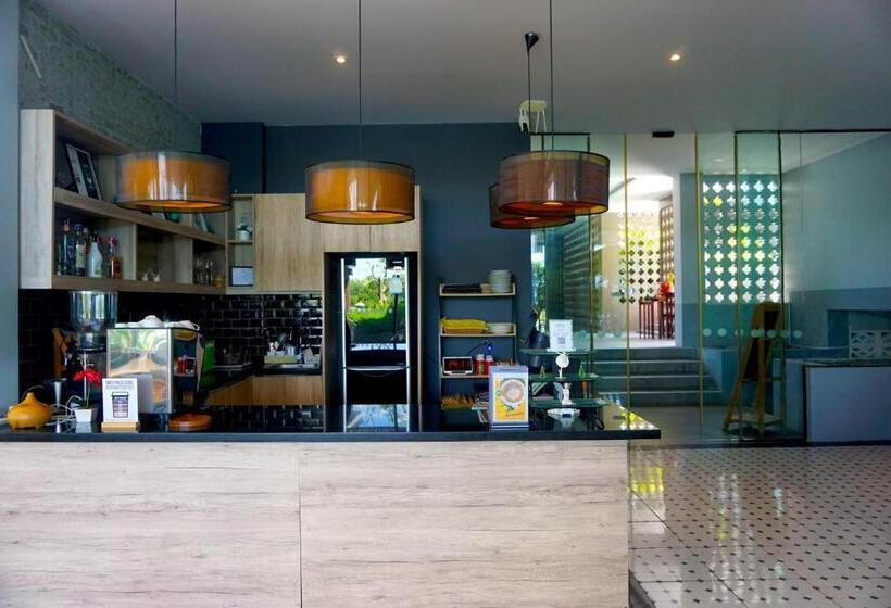 استراحتگاه The Lake Chalong Hotel Sha Plus