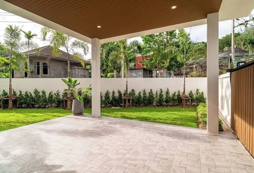 ホテル Narinsaya Pool Villas