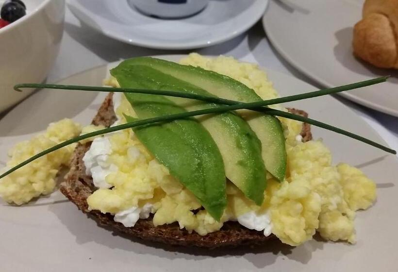 Hotel Amberhall Guesthouse