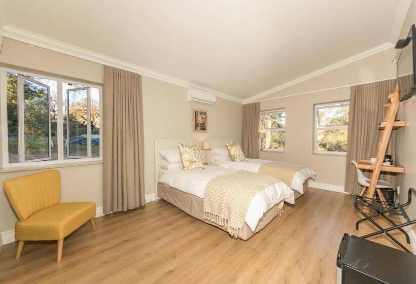 Hotel Amberhall Guesthouse