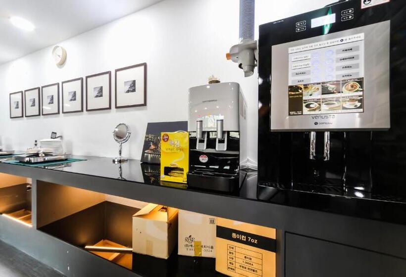 Seomyeon Brown Dot Hotel Gold