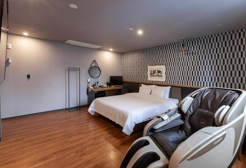 Seomyeon Brown Dot Hotel Gold