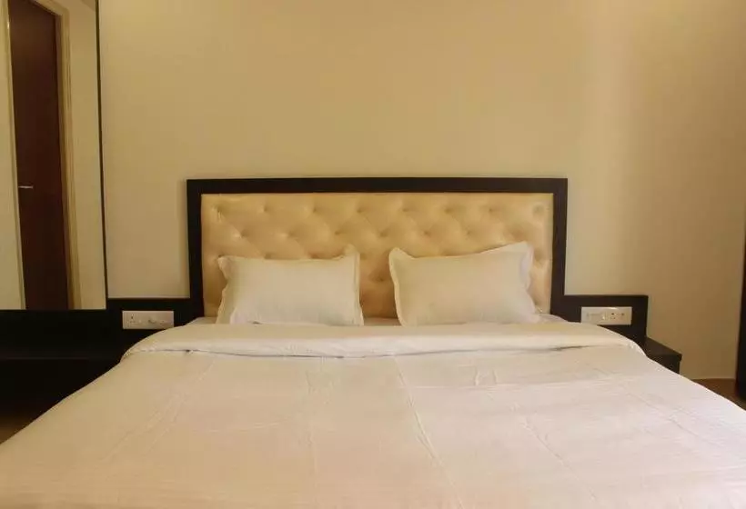 ホテル Oyo 9714 Home Pool View 1 Bhk Siolim